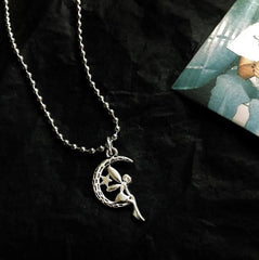 Collar con figuras de ángeles de plata metálica 