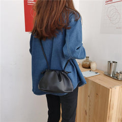 Bolso de hombro pequeño tipo clutch de piel sintética suave en colores lisos