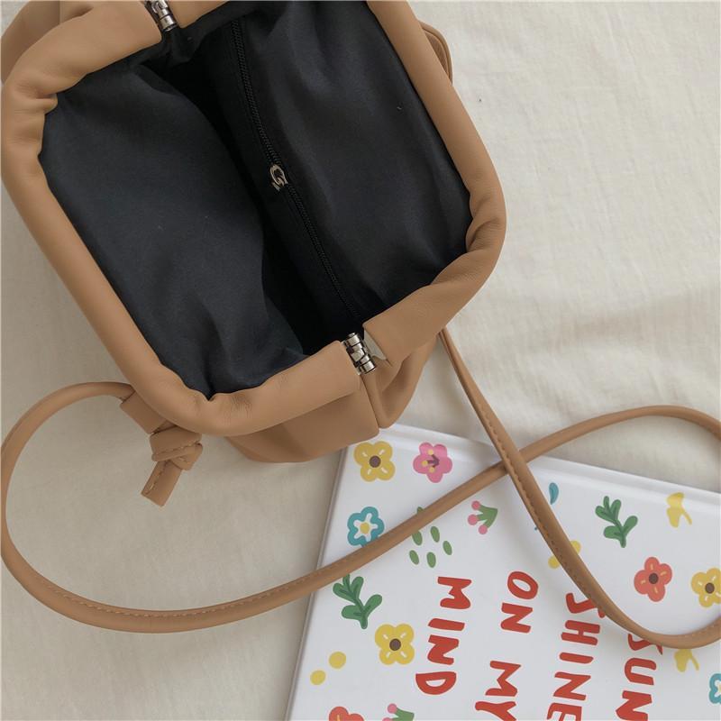 Bolso de hombro pequeño tipo clutch de piel sintética suave en colores lisos