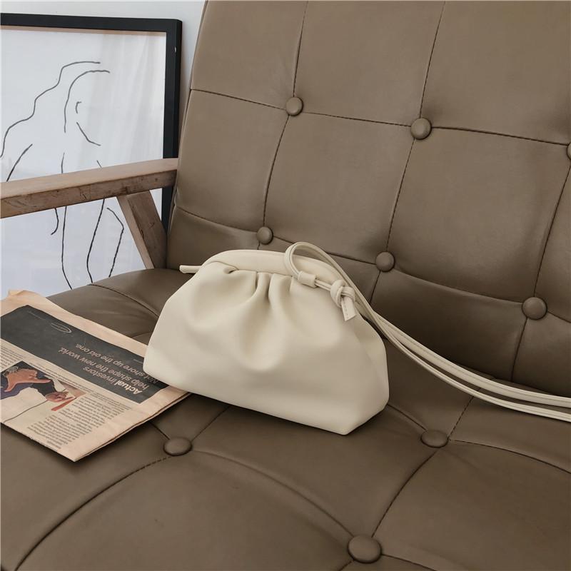 Bolso de hombro pequeño tipo clutch de piel sintética suave en colores lisos