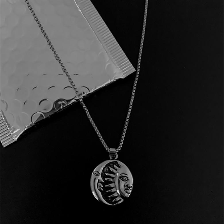 Collar de cadena fina con colgante vintage de sol y luna