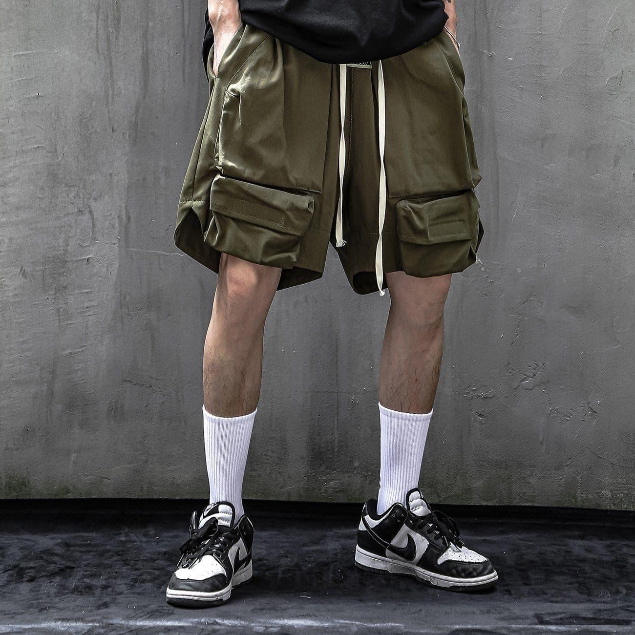 Three-dimensional Pleated Pockets Cargo Shorts